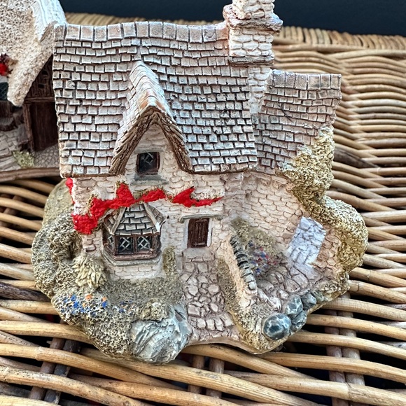 Charming Vintage Antique Miniature Village Cottage Figurines - Picture 6 of 9